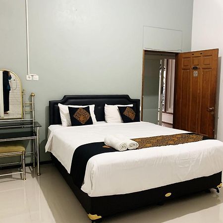 Hotel Tjahaja Baroe Syariah Mitra Reddoorz At Dukuh Kupang Surabaya Exterior foto