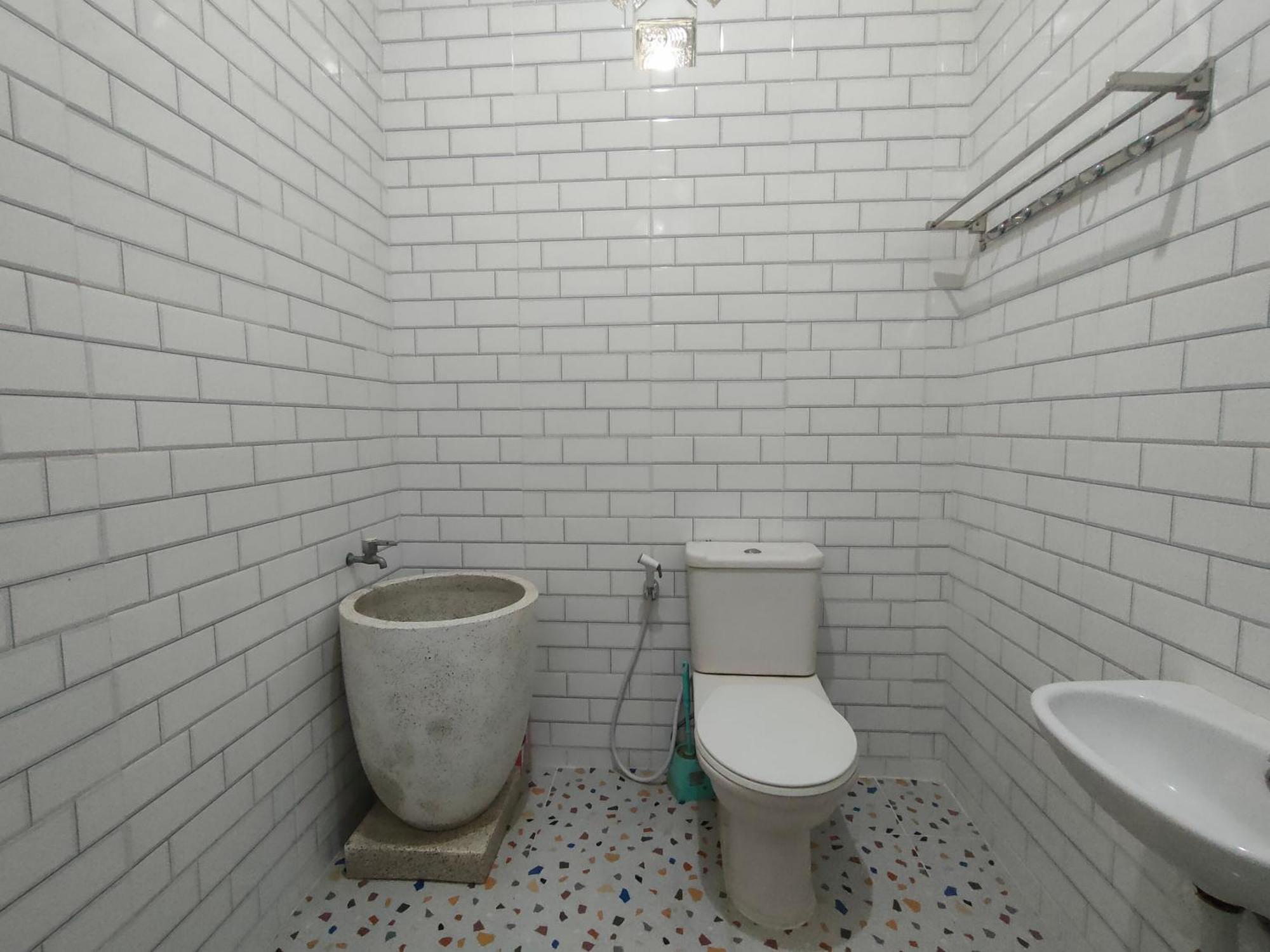 Hotel Tjahaja Baroe Syariah Mitra Reddoorz At Dukuh Kupang Surabaya Exterior foto