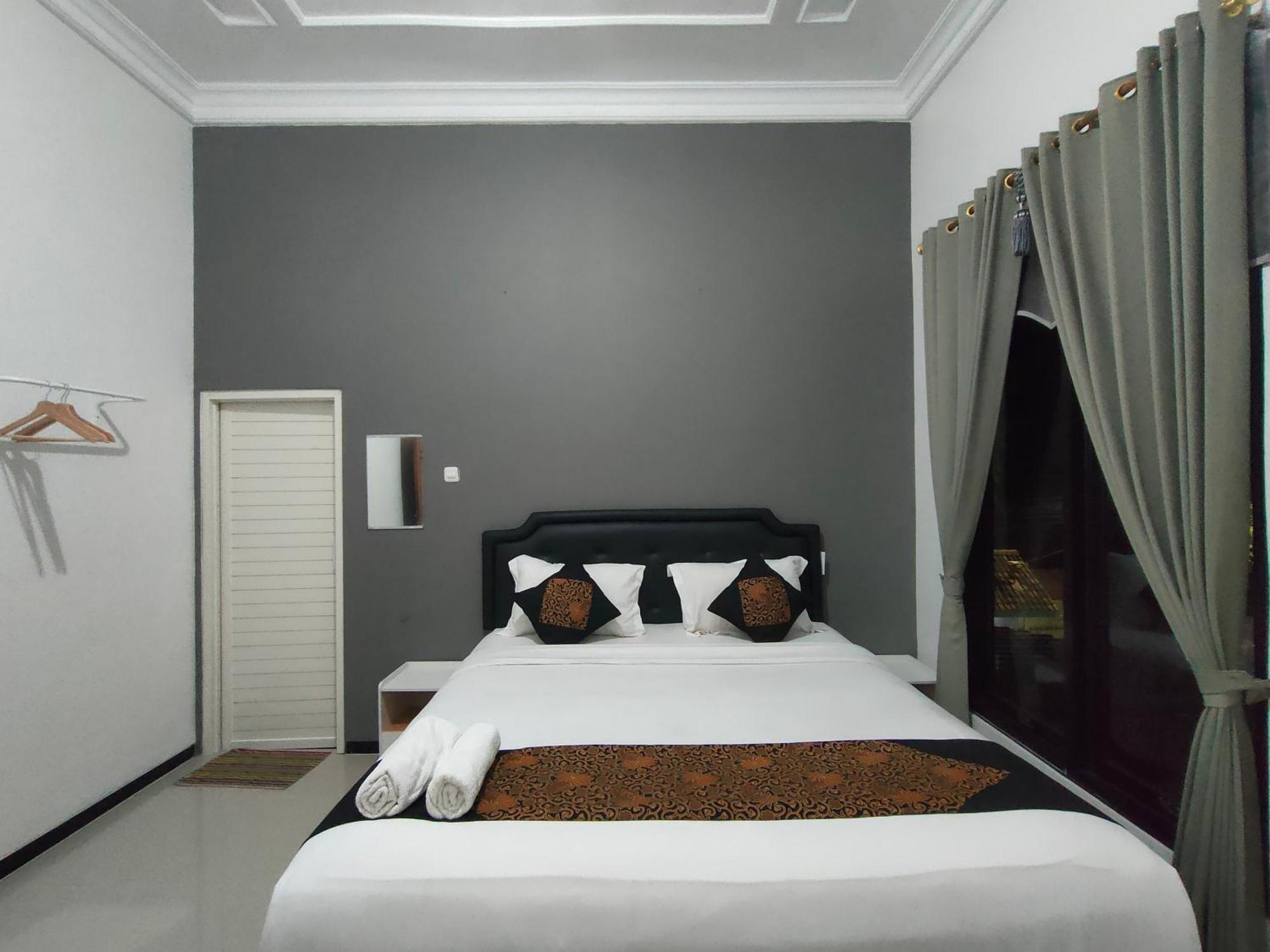 Hotel Tjahaja Baroe Syariah Mitra Reddoorz At Dukuh Kupang Surabaya Exterior foto