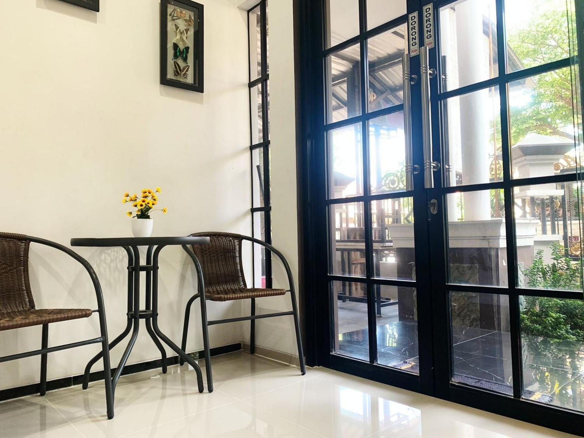 Hotel Tjahaja Baroe Syariah Mitra Reddoorz At Dukuh Kupang Surabaya Exterior foto