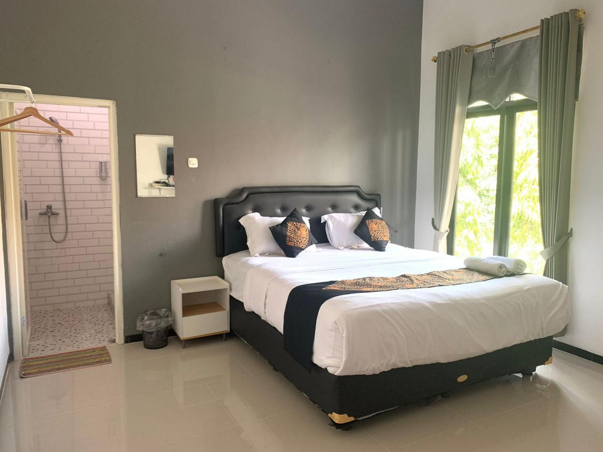 Hotel Tjahaja Baroe Syariah Mitra Reddoorz At Dukuh Kupang Surabaya Exterior foto