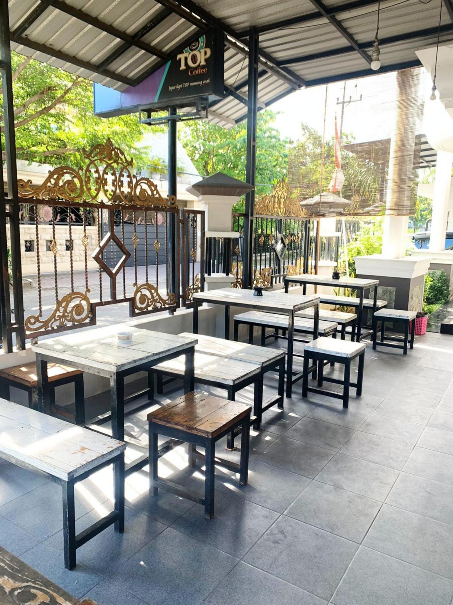 Hotel Tjahaja Baroe Syariah Mitra Reddoorz At Dukuh Kupang Surabaya Exterior foto
