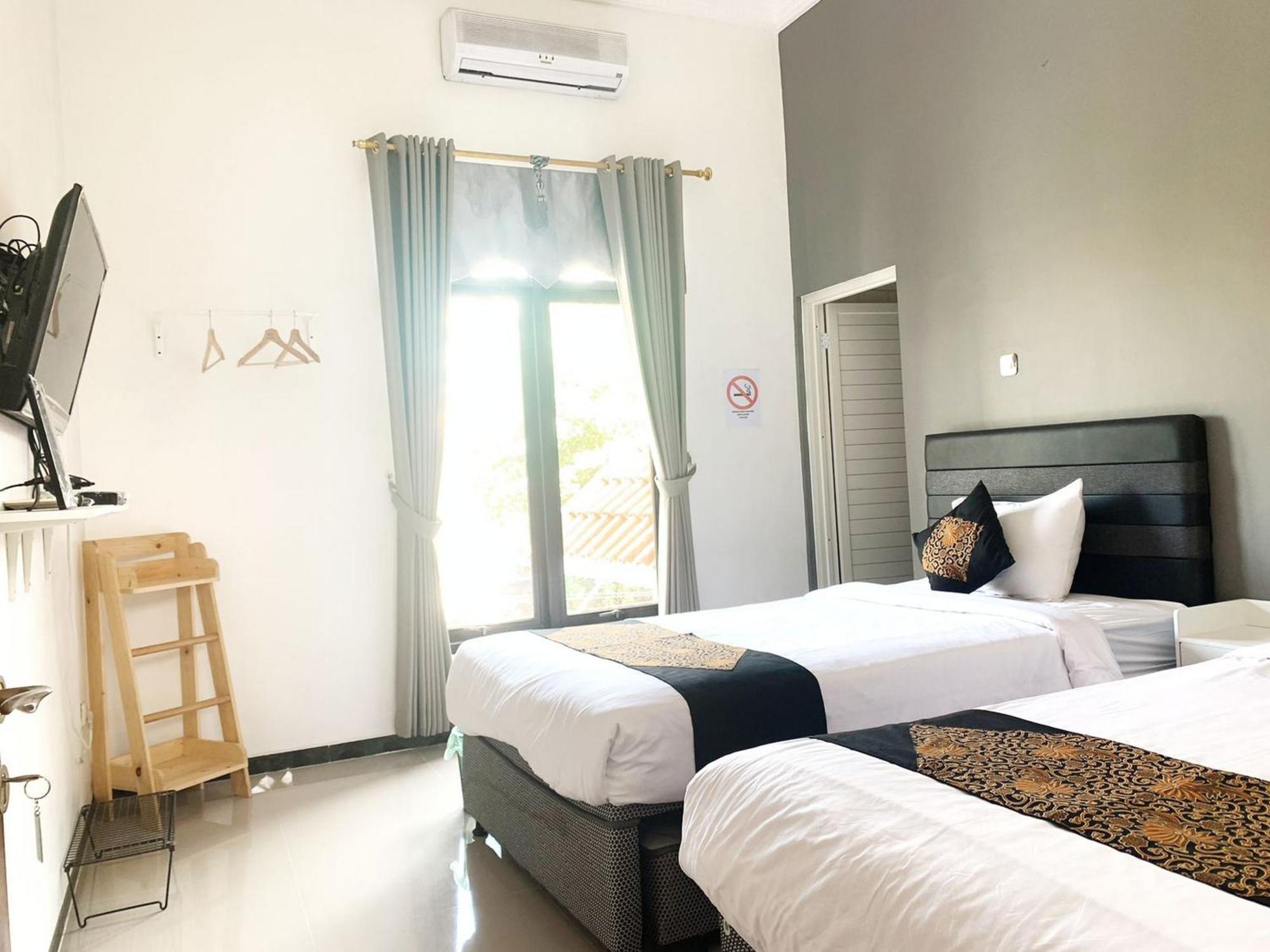 Hotel Tjahaja Baroe Syariah Mitra Reddoorz At Dukuh Kupang Surabaya Exterior foto