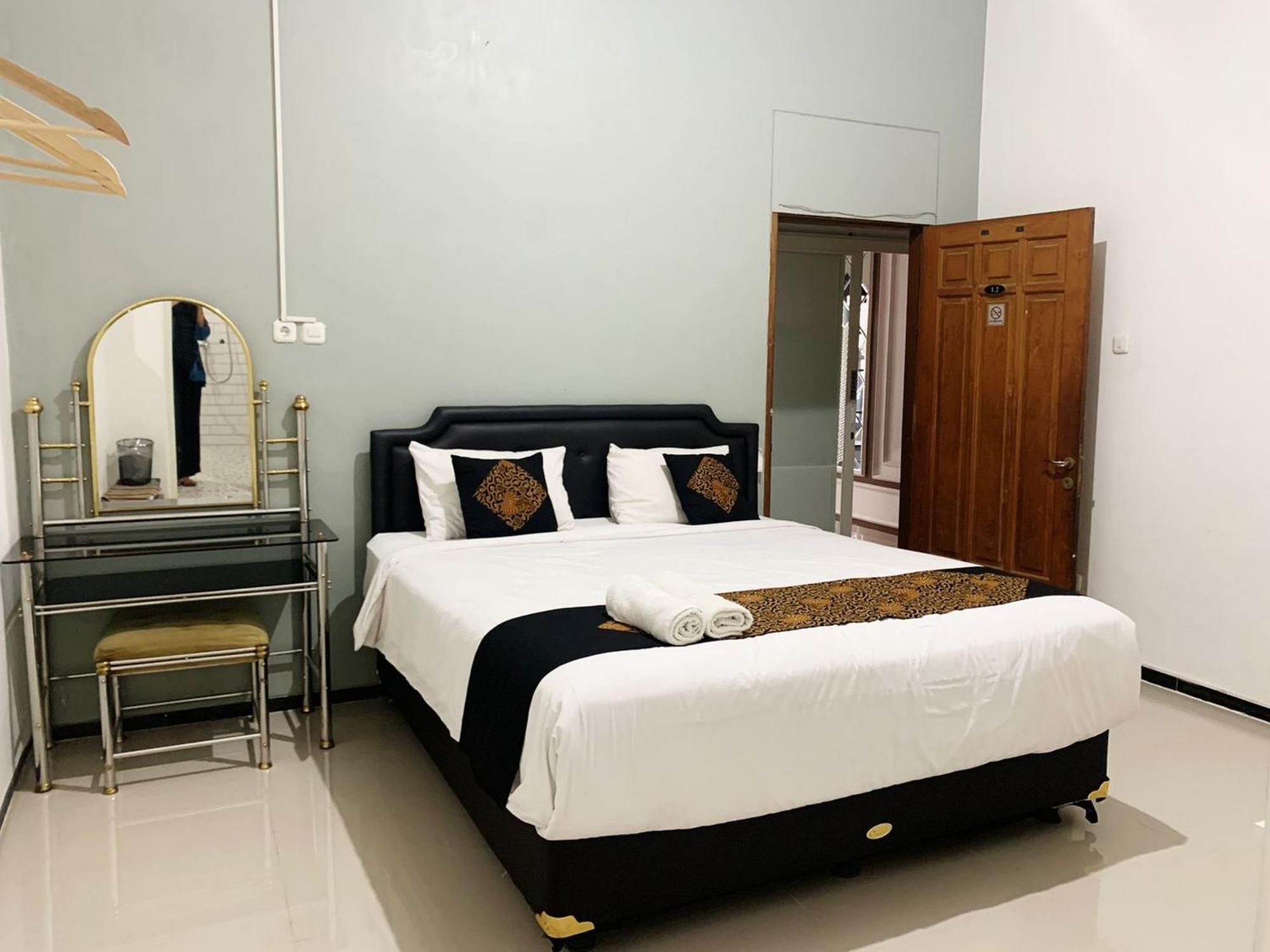 Hotel Tjahaja Baroe Syariah Mitra Reddoorz At Dukuh Kupang Surabaya Exterior foto