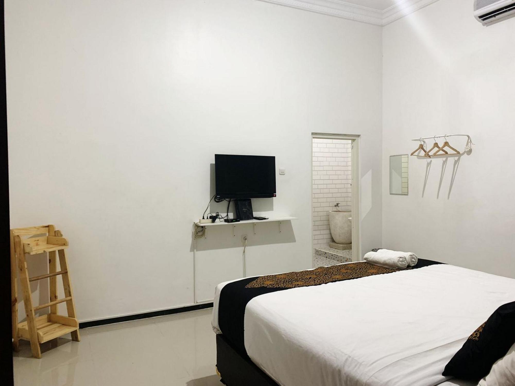 Hotel Tjahaja Baroe Syariah Mitra Reddoorz At Dukuh Kupang Surabaya Exterior foto