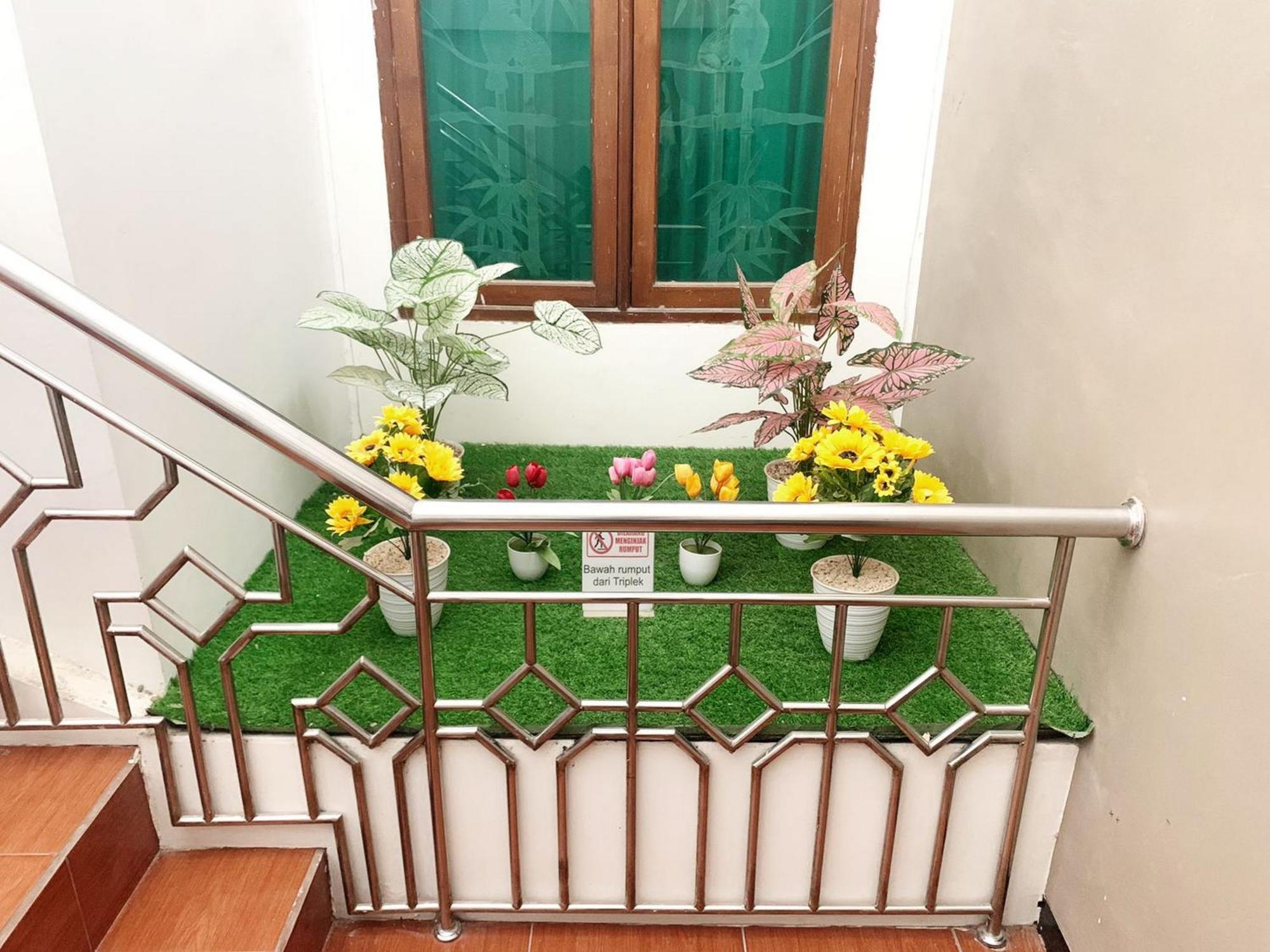 Hotel Tjahaja Baroe Syariah Mitra Reddoorz At Dukuh Kupang Surabaya Exterior foto