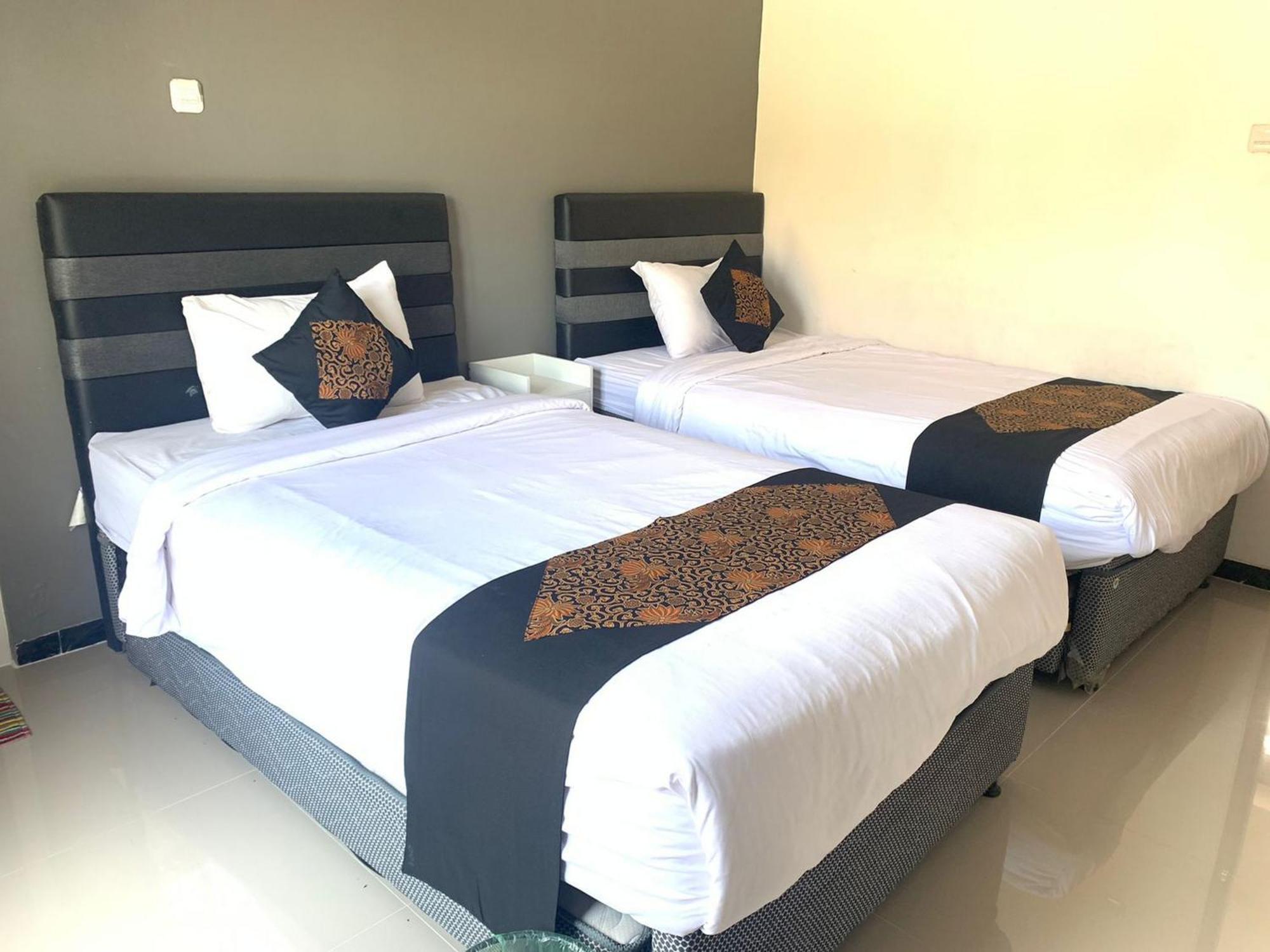 Hotel Tjahaja Baroe Syariah Mitra Reddoorz At Dukuh Kupang Surabaya Exterior foto