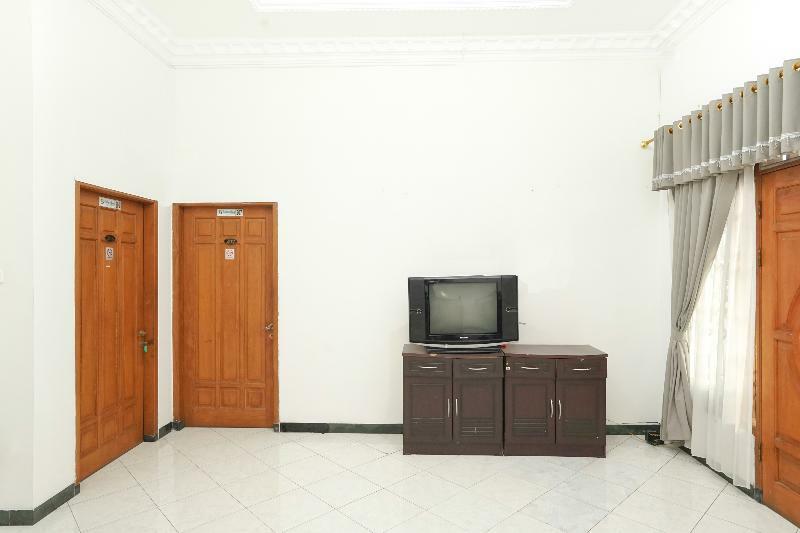 Hotel Tjahaja Baroe Syariah Mitra Reddoorz At Dukuh Kupang Surabaya Exterior foto